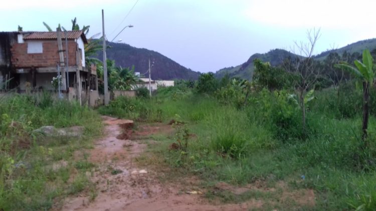 Misericórdia Prefeito!  Veículo não passa  e doente tem de sair nas costas, Rua Uberlândia sofre com descaso e abandono do bairro Morada Nova em Mantena