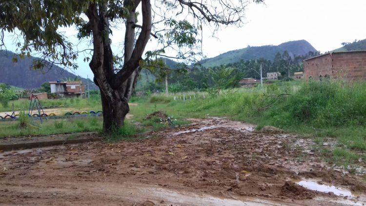 Misericórdia Prefeito!  Veículo não passa  e doente tem de sair nas costas, Rua Uberlândia sofre com descaso e abandono do bairro Morada Nova em Mantena