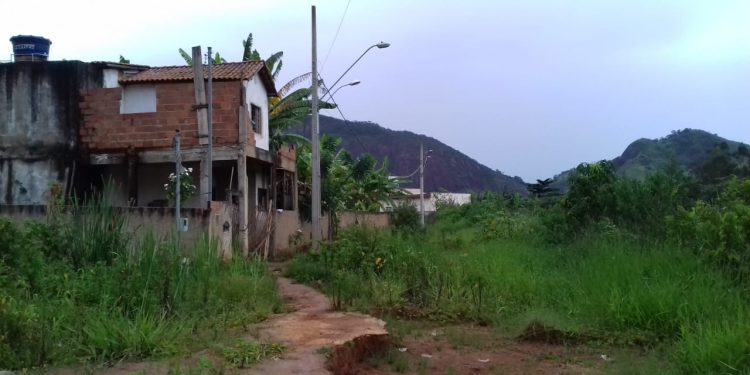 Misericórdia Prefeito!  Veículo não passa  e doente tem de sair nas costas, Rua Uberlândia sofre com descaso e abandono do bairro Morada Nova em Mantena