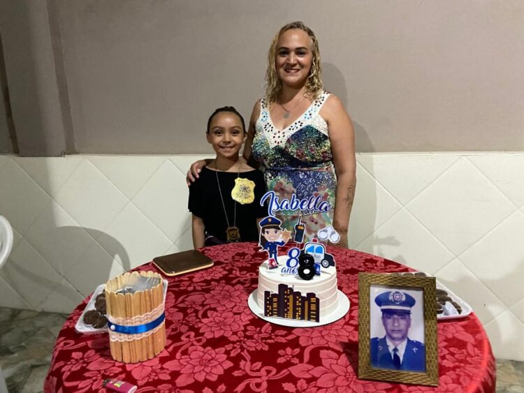 PCMG faz surpresa de aniversário para menina que sonha ser policial em GV