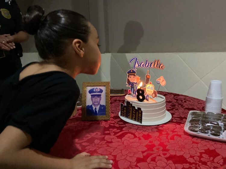 PCMG faz surpresa de aniversário para menina que sonha ser policial em GV