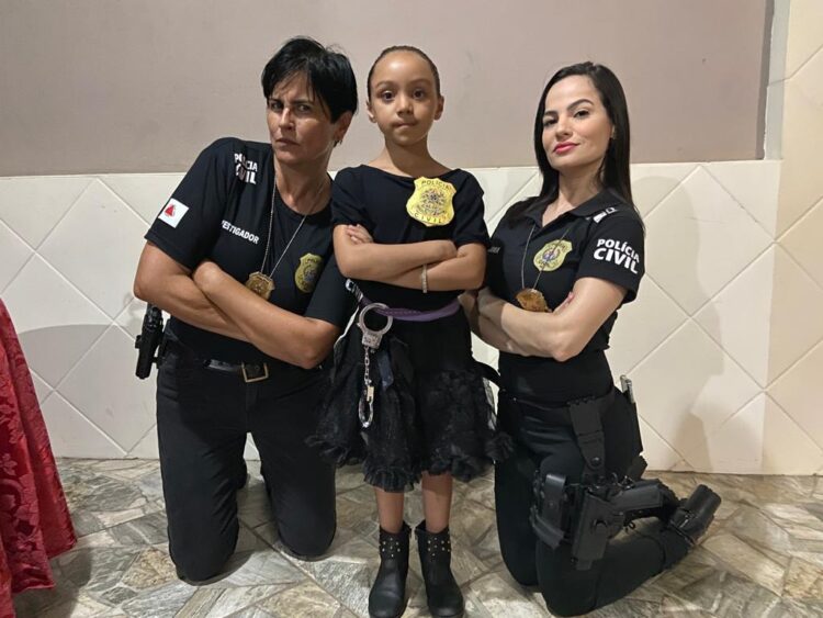 PCMG faz surpresa de aniversário para menina que sonha ser policial em GV