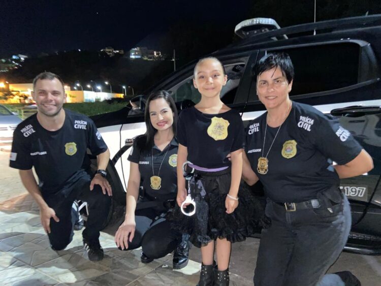 PCMG faz surpresa de aniversário para menina que sonha ser policial em GV