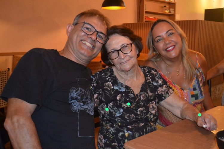 Que bênção! Dona  Maria Bromochenchis faz  80 anos comemorando com filhos, genros e netos em Festa na Pizzaria Galpão em Mantena 