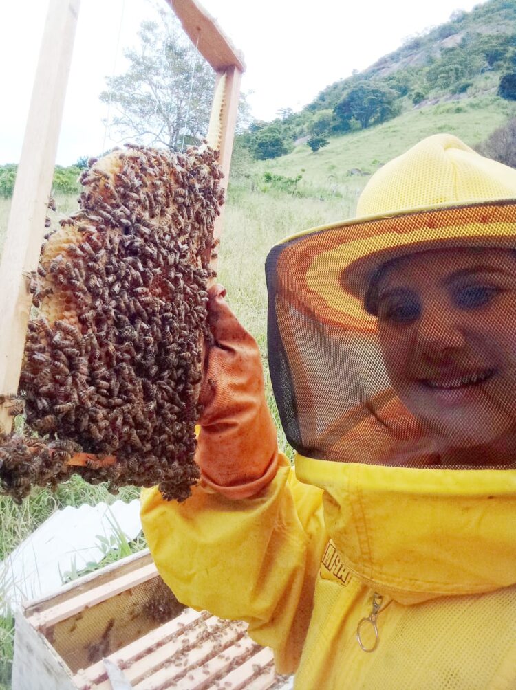 Sua Vida é Destaque: Conheça a história da apicultora mantenense  Paloma Nogueira e experimente do mais genuíno mel de toda região 
