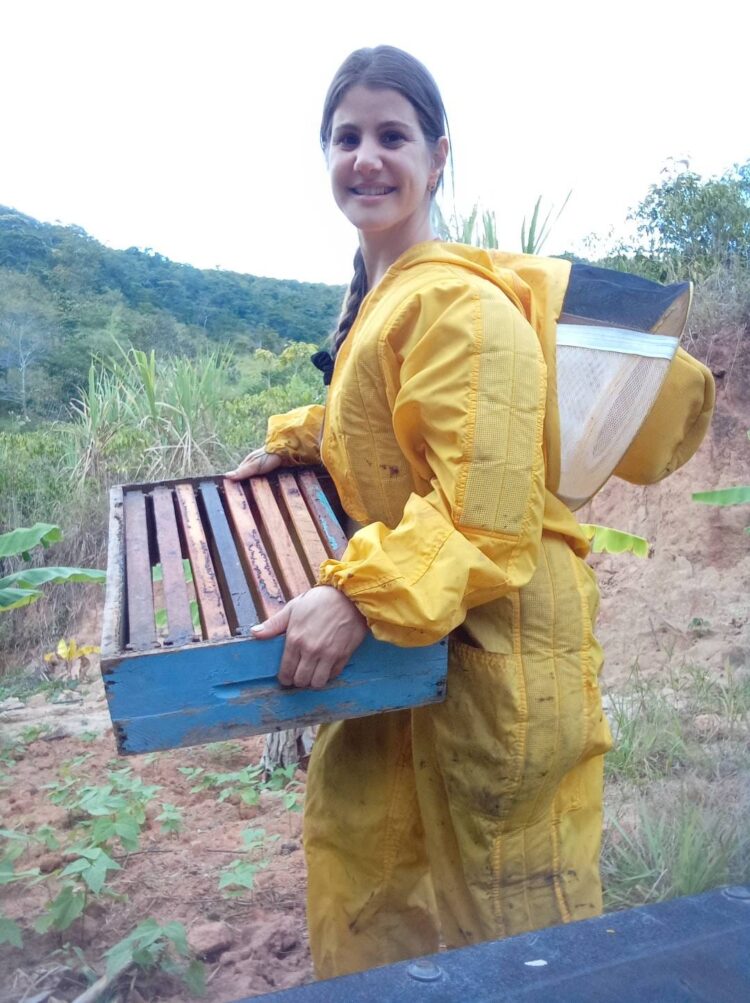 Sua Vida é Destaque: Conheça a história da apicultora mantenense  Paloma Nogueira e experimente do mais genuíno mel de toda região 