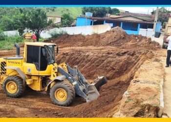 Força opositora não segura o  Prefeito Dr. Lucas Donadia   que “dá a volta por cima” e começa a construção de  08 casas populares em  São Sebastião,  Itabirinha [“Não Para!”]