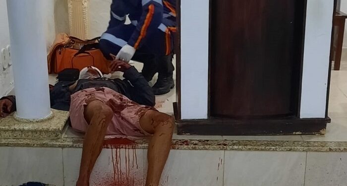 Imagem Do Dia:  Homem entra sangrando  e assusta fieis no início do culto deste domingo, (07),  da  Igreja Metodista do bairro Vila Nova em Mantena 