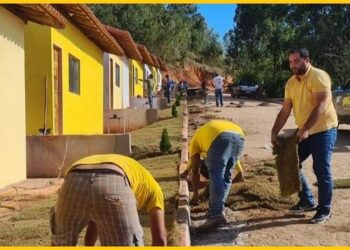 Imagem Do Dia: Na hora do aperto e  quando precisa o Prefeito Dr. Lucas Donadia coloca a mão na massa em Itabirinha 