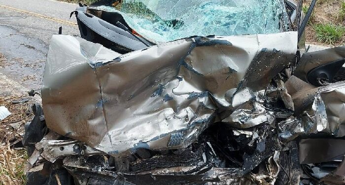Um milagre: Choque fortíssimo de veículos sem vítimas fatais na  MGC 381 KM 13 Mantena/Governador Valadares/MG