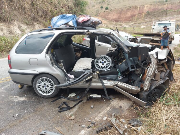Um milagre: Choque fortíssimo de veículos sem vítimas fatais na  MGC 381 KM 13 Mantena/Governador Valadares/MG