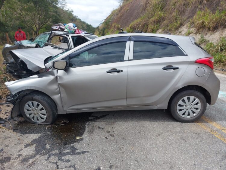 Um milagre: Choque fortíssimo de veículos sem vítimas fatais na  MGC 381 KM 13 Mantena/Governador Valadares/MG