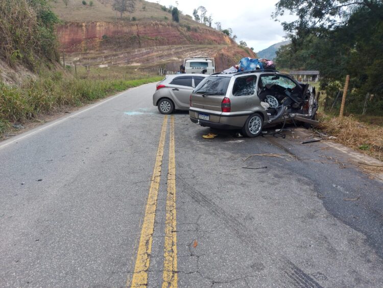 Um milagre: Choque fortíssimo de veículos sem vítimas fatais na  MGC 381 KM 13 Mantena/Governador Valadares/MG