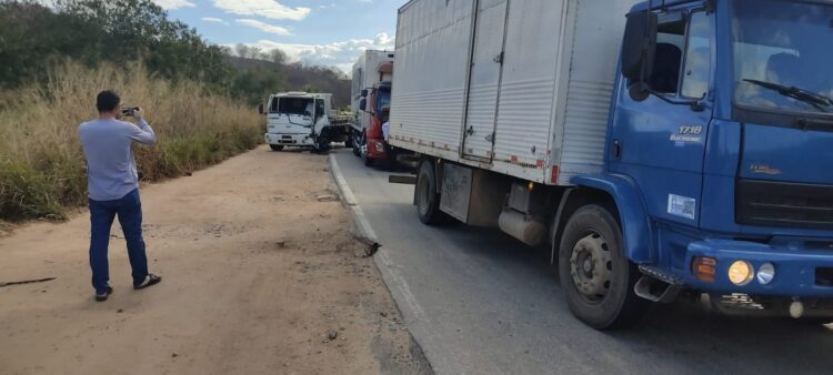 Engavetamento de três veículos deixa pista suja de óleo no KM 157 da BR 259 sentido Governador Valadares para Mantena