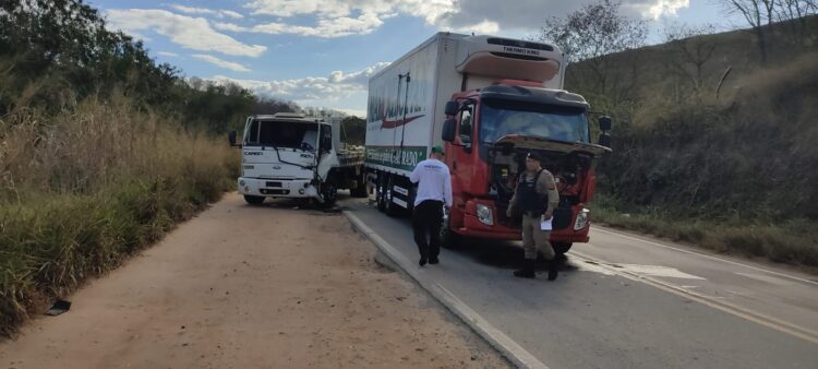 Engavetamento de três veículos deixa pista suja de óleo no KM 157 da BR 259 sentido Governador Valadares para Mantena