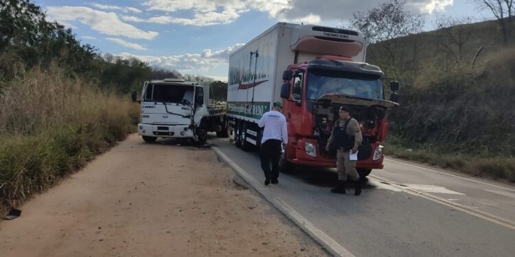 Engavetamento de três veículos deixa pista suja de óleo no KM 157 da BR 259 sentido Governador Valadares para Mantena