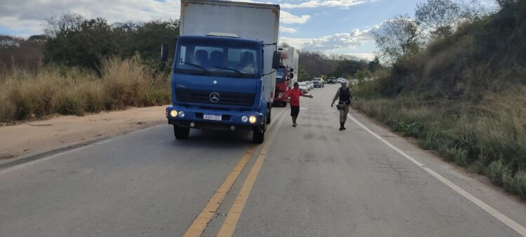 Engavetamento de três veículos deixa pista suja de óleo no KM 157 da BR 259 sentido Governador Valadares para Mantena