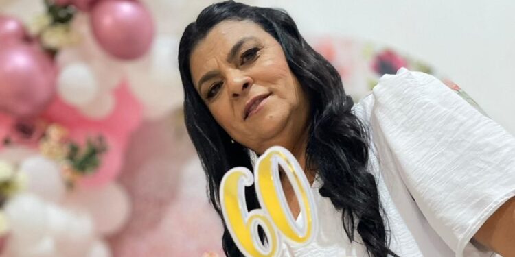Irmã Maria da Penha Venâncio comemora  60 anos com a família e amigos na Igreja Missão Batista no bairro Tropical  em Mantena 