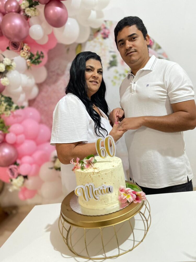 Irmã Maria da Penha Venâncio comemora  60 anos com a família e amigos na Igreja Missão Batista no bairro Tropical  em Mantena 