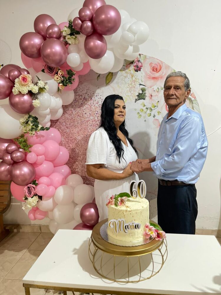 Irmã Maria da Penha Venâncio comemora  60 anos com a família e amigos na Igreja Missão Batista no bairro Tropical  em Mantena 