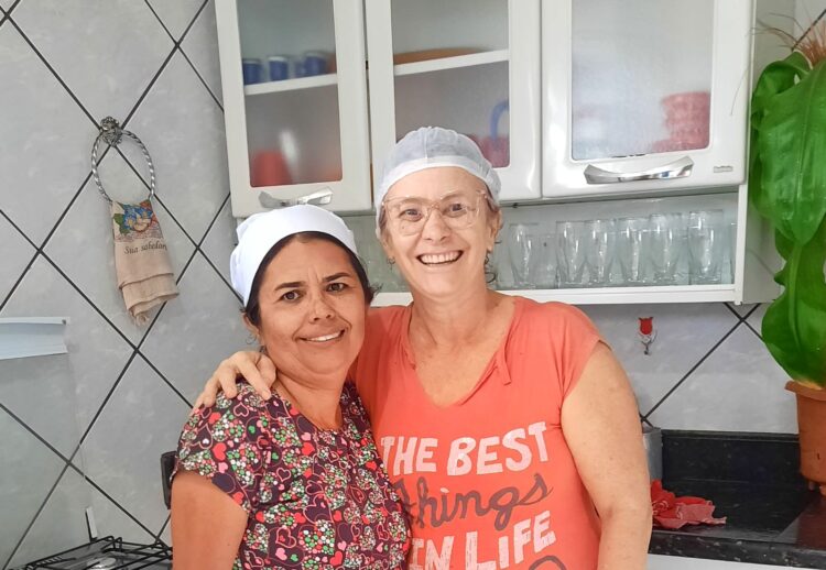 Pessoas em situação de rua recebem alimentação no Projeto “Sopão da Esperança” do Programa Rogério Augusto em Mantena