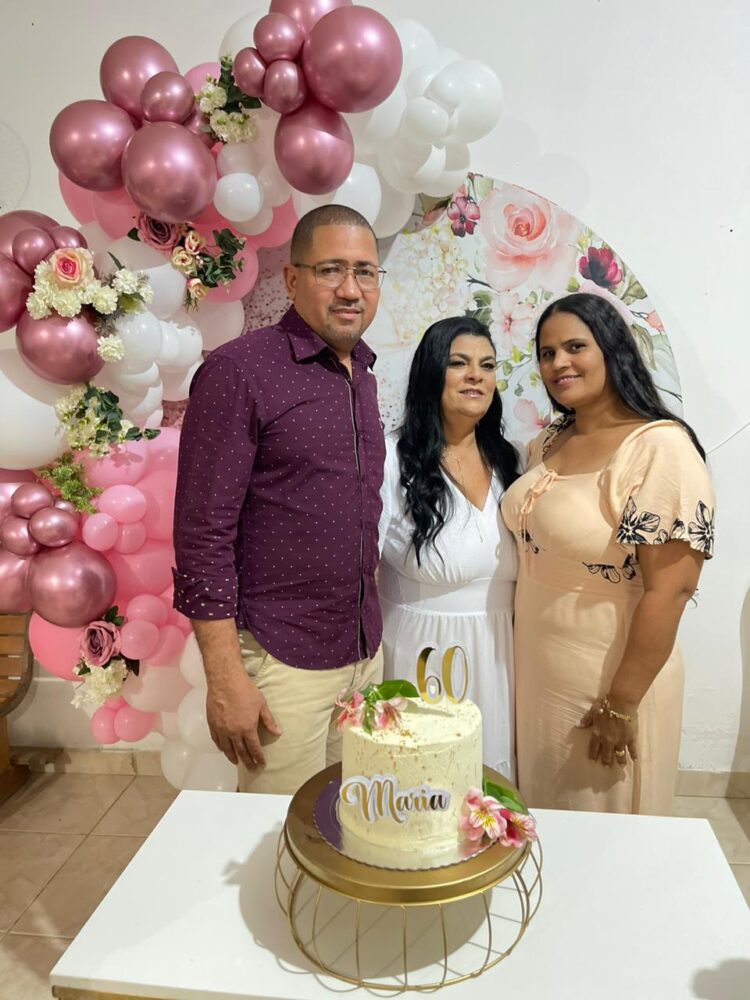 Irmã Maria da Penha Venâncio comemora  60 anos com a família e amigos na Igreja Missão Batista no bairro Tropical  em Mantena 