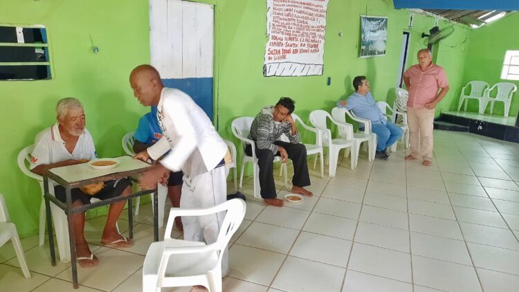 Pessoas em situação de rua recebem alimentação no Projeto “Sopão da Esperança” do Programa Rogério Augusto em Mantena