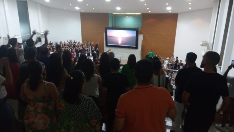 Primeira Igreja Batista  lotada comemora 81 anos com a presença do cantor Anderson Freire em Mantena, veja alguns momentos especiais…