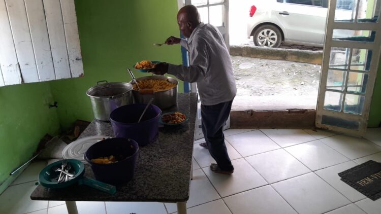 Com cardápio diferente  Projeto Sopão da Esperança atendeu nesta quarta-feira, (4), em Mantena