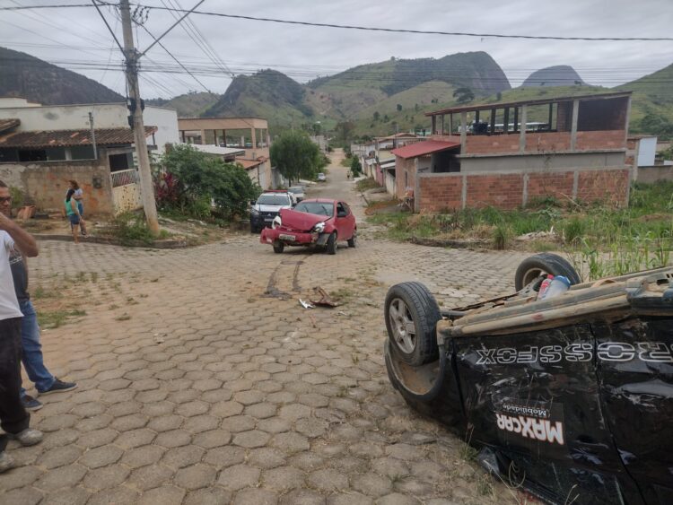 Imagem Da Semana:  Acidente de trânsito sem vítima no cruzamento da Rua Nanuque com a Rua Elci de Landes no bairro Philadelfia em Mantena 