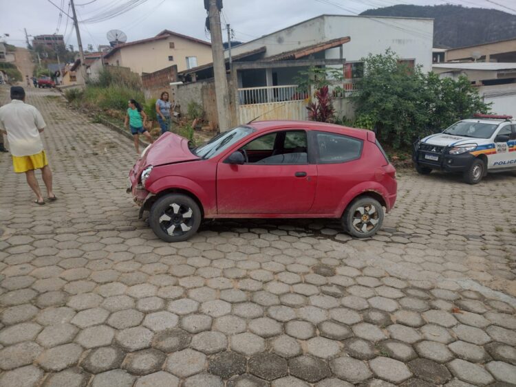 Imagem Da Semana:  Acidente de trânsito sem vítima no cruzamento da Rua Nanuque com a Rua Elci de Landes no bairro Philadelfia em Mantena 