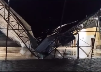 Quadra de Esportes cede e quebra ao meio diante de chuva e fortes ventos na tarde/noite desta terça-feira, (26), em Nova Belém, veja vídeo