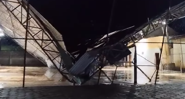 Quadra de Esportes cede e quebra ao meio diante de chuva e fortes ventos na tarde/noite desta terça-feira, (26), em Nova Belém, veja vídeo