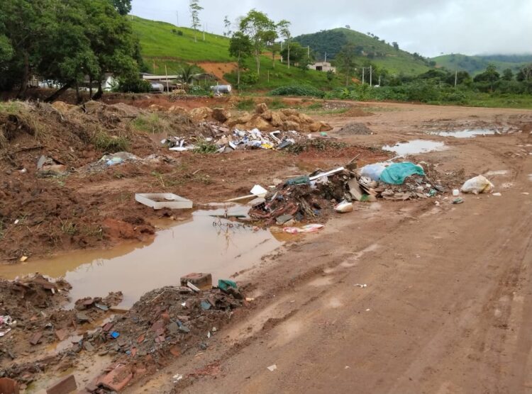 Redes Sociais: Área de brejo sendo transformada em lixão e depósito de entulhos em Mantena, cadê a fiscalização?