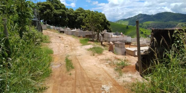Que vergonha!  Caiu e não foi reconstruído, muro detrás do cemitério de Vila Nova faz aniversário de 10 anos em Mantena