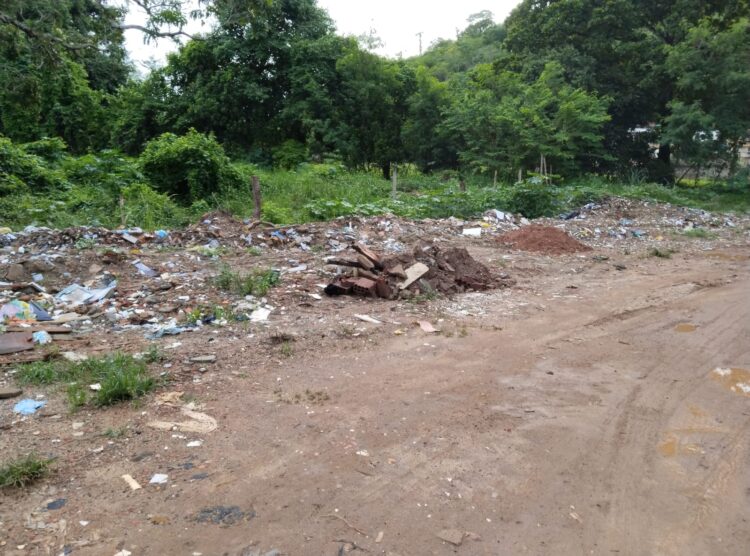 Redes Sociais: Área de brejo sendo transformada em lixão e depósito de entulhos em Mantena, cadê a fiscalização?