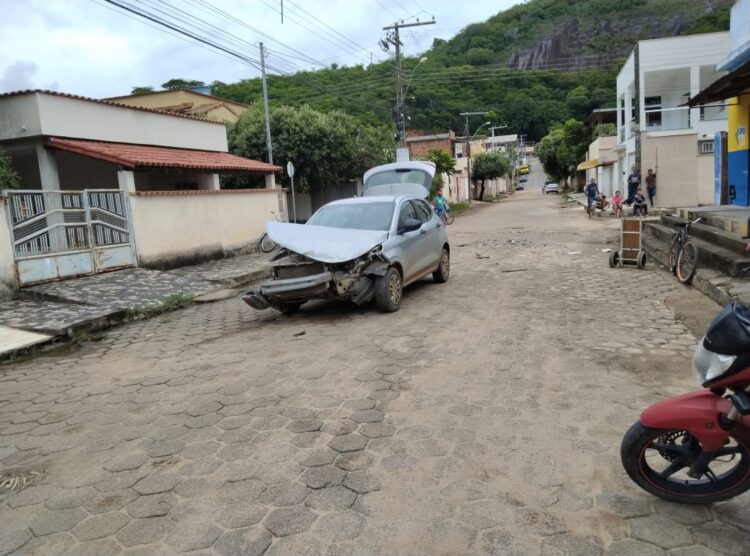 Acidente  de trânsito na manhã deste sábado, (27),  na esquina das ruas Pastor José Fabrício e Eliane Melado no Bairro Santo Antônio em Mantena 