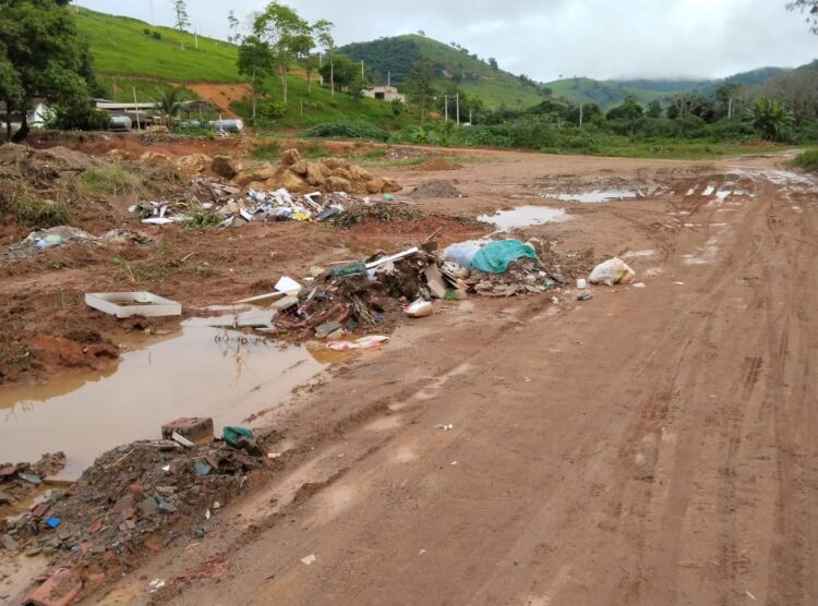 Redes Sociais: Área de brejo sendo transformada em lixão e depósito de entulhos em Mantena, cadê a fiscalização?