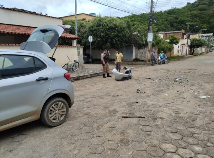 Acidente  de trânsito na manhã deste sábado, (27),  na esquina das ruas Pastor José Fabrício e Eliane Melado no Bairro Santo Antônio em Mantena 