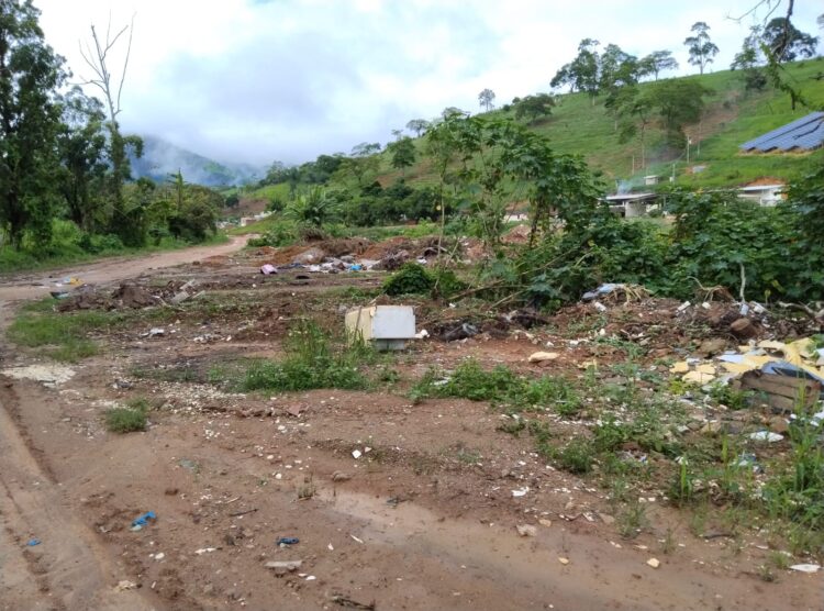 Redes Sociais: Área de brejo sendo transformada em lixão e depósito de entulhos em Mantena, cadê a fiscalização?