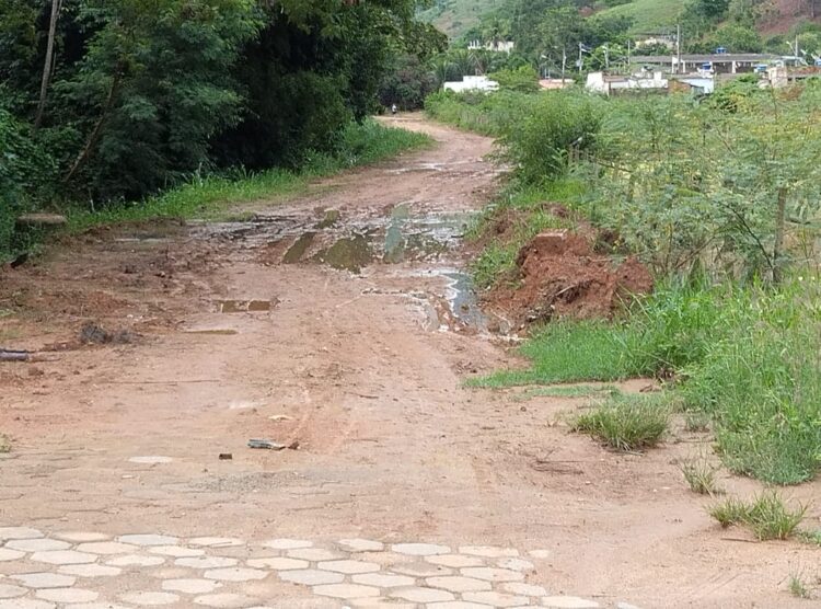 Redes Sociais: Área de brejo sendo transformada em lixão e depósito de entulhos em Mantena, cadê a fiscalização?