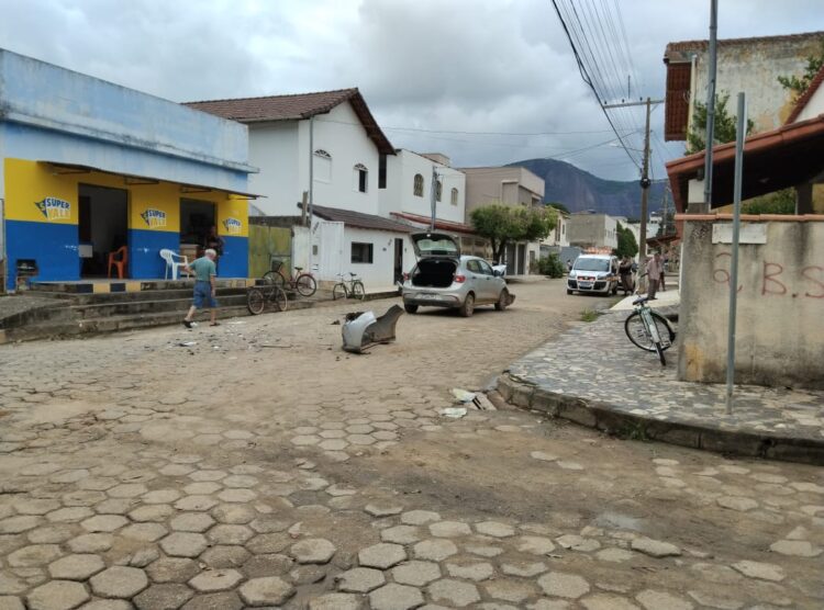 Acidente  de trânsito na manhã deste sábado, (27),  na esquina das ruas Pastor José Fabrício e Eliane Melado no Bairro Santo Antônio em Mantena 