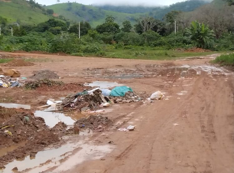 Redes Sociais: Área de brejo sendo transformada em lixão e depósito de entulhos em Mantena, cadê a fiscalização?