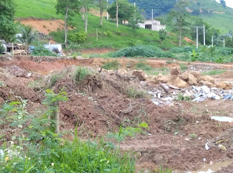 Redes Sociais: Área de brejo sendo transformada em lixão e depósito de entulhos em Mantena, cadê a fiscalização?