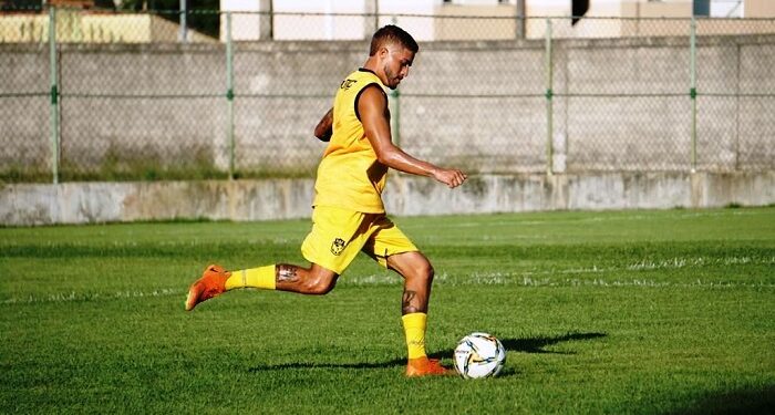 Vestindo a camisa dos profissionais do Nova Venécia craque Rhuan Henrique é Mantena no Campeonato Capixaba 2024