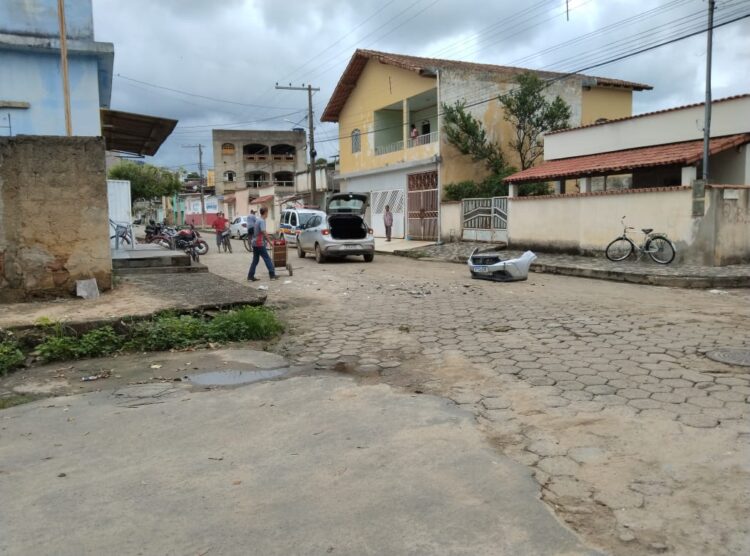 Acidente  de trânsito na manhã deste sábado, (27),  na esquina das ruas Pastor José Fabrício e Eliane Melado no Bairro Santo Antônio em Mantena 
