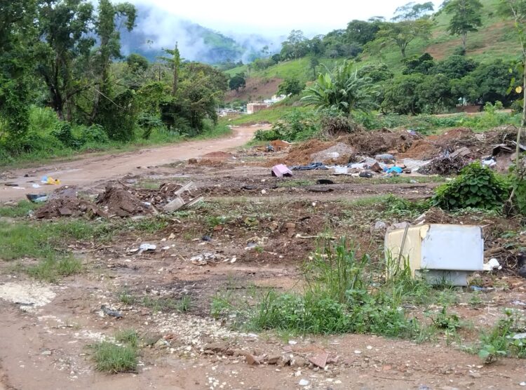 Redes Sociais: Área de brejo sendo transformada em lixão e depósito de entulhos em Mantena, cadê a fiscalização?