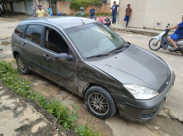 Acidente  de trânsito na manhã deste sábado, (27),  na esquina das ruas Pastor José Fabrício e Eliane Melado no Bairro Santo Antônio em Mantena 