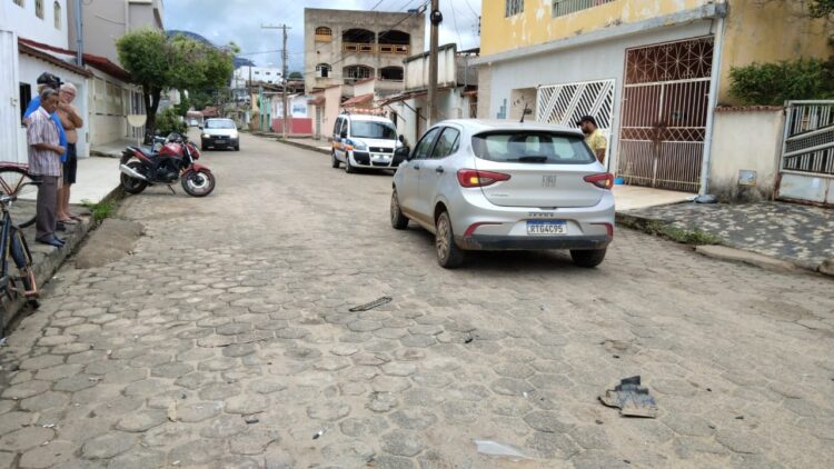 Acidente  de trânsito na manhã deste sábado, (27),  na esquina das ruas Pastor José Fabrício e Eliane Melado no Bairro Santo Antônio em Mantena 