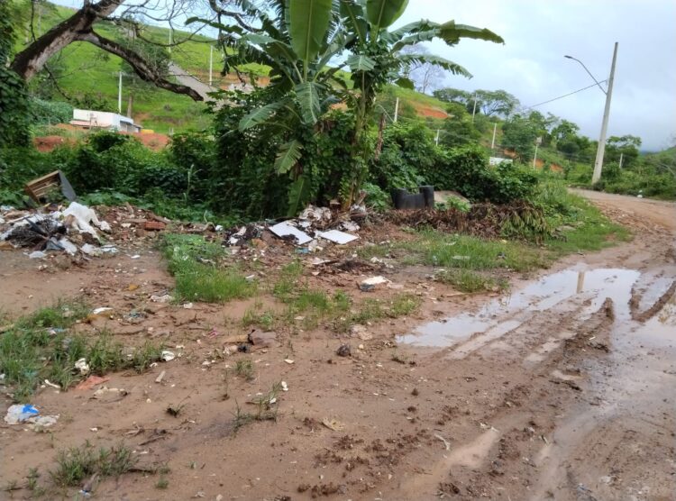 Redes Sociais: Área de brejo sendo transformada em lixão e depósito de entulhos em Mantena, cadê a fiscalização?